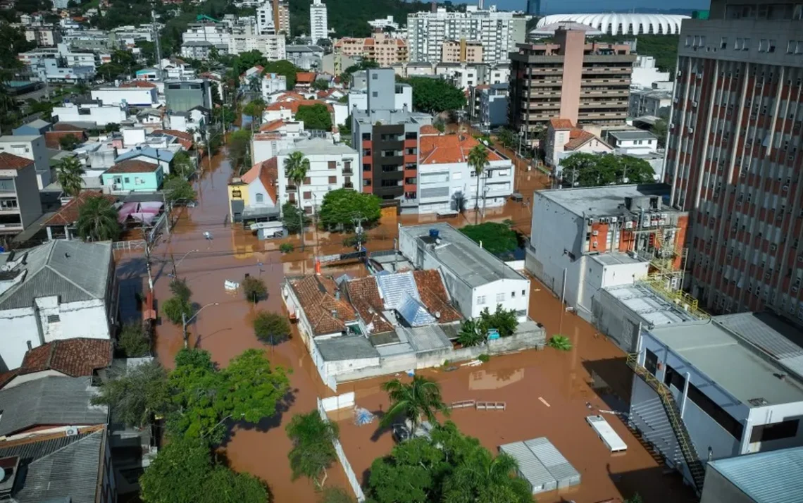 inundações, alagamentos;