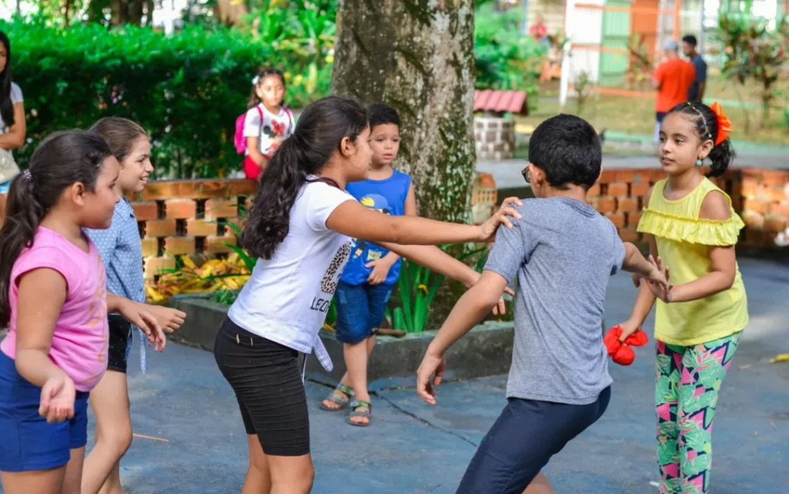 Crianças brincando no Parque das Crianças, em Manaus, em 2020. — Foto: Gabriel Andrade/Semjel Criança aprende a andar de bicicleta durante aula do projeto Bike Anjo, na UFRN, em Natal — Foto: Divulgação/Redes Sociais - Todos os direitos: © G1 - Globo Mundo